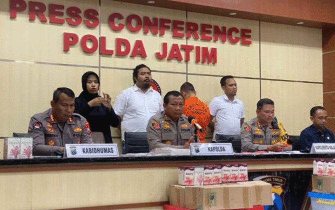 Rich Malang Wahyu Kenzo ditahan di Polda Jawa Timur, Rabu (8/3). (Dimas Nur Apriyanto/JawaPos.com)