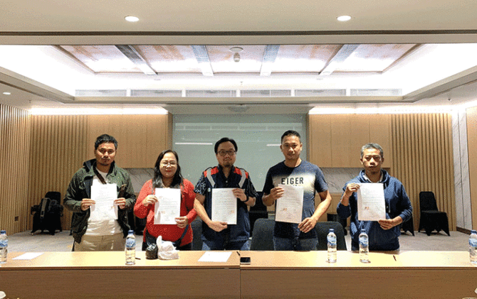 Project Manager Masjid Raya Sheikh Zayed Adriansyah (tengah), pemilik Warung Restu Bunda Dian Eka Sari (empat dari kanan), dan ketiga mandor proyek usai mediasi pelunasan utang dan penandatanganan berita acara. (Istimewa)