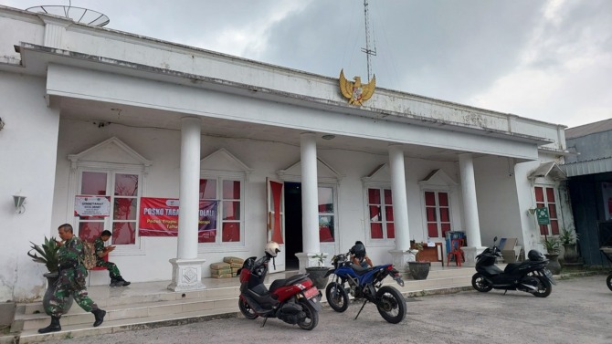 SARAT SEJARAH: Aktivitas di Balai Desa Klakah berjalan normal meski Merapi berstatus siaga. (RAGIL LISTIYO/RADAR SOLO)