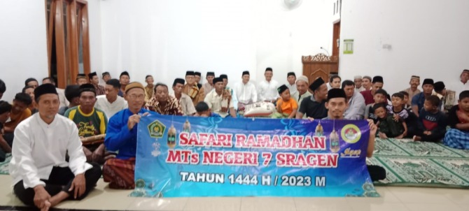 BERKAH RAMADAN: Tim safari Ramadan MTs N 7 Sragen menyerahkan zakat, infaq dan sodaqoh ke warga sekitar sekolah. (DOK. MTSN 7 SRAGEN)