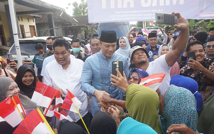 Ketua Umum Partai Demokrat Agus Harimurti Yudhoyono (AHY) disambut meriah ratusan warga Desa Sidowarno, Kecamatan Wonosari, Klaten. (ANGGA P/RADAR SOLO)