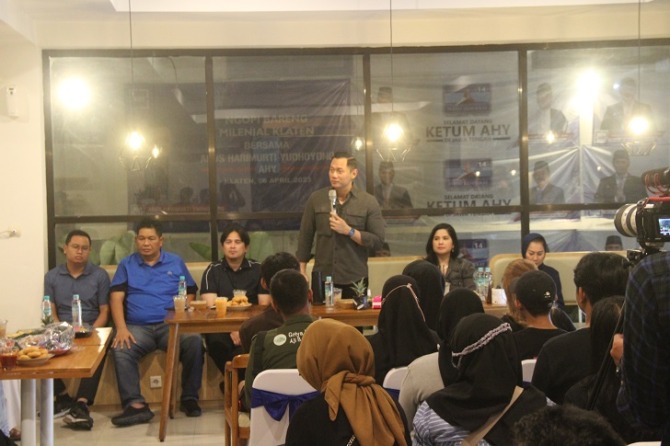 Ketua Umum Partai Demokrat Agus Harimurti Yudhoyono (AHY) “Ngopi Bareng Milenial Kabupaten Klaten” di Pusat Coffee milik Ketua DPC Partai Demokrat Kabupaten Klaten One Kristanta, Kamis (6/4/2023) malam. (M HARIYANTO/JAWA POS RADAR SEMARANG)