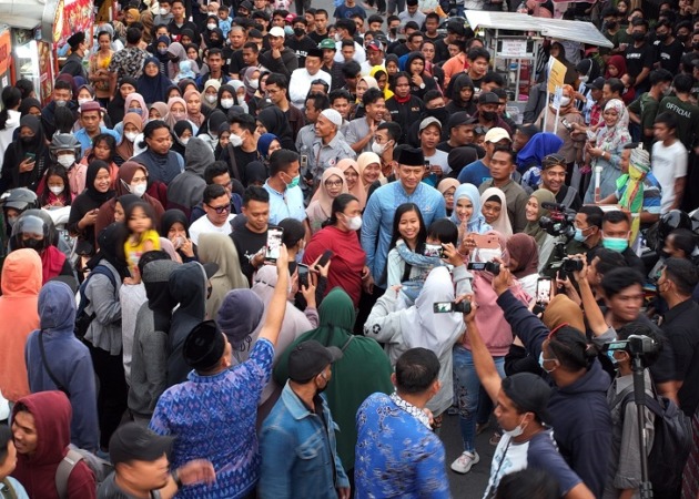 Ketua Umum Partai Demokrat Agus Harimurti Yudhoyono (AHY) bersama sang istri, Anissa Pohan, saat mengunjungi Pasar Ramadan di Jalan Bayangkara, Mlinjon, Tonggalan, Kecamatan Klaten Tengah, Kamis (6/4/2023). (M HARIYANTO/JAWA POS RADAR SEMARANG)