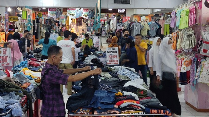 Pengunjung memilih baju di salah satu toserba di Wonogiri, Selasa (18/4/2023).