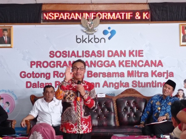 Kepala BKKBN Hasto Wardoyo memberikan edukasi kepada warga Tirtomoyo, Senin (17/4). (IWAN ADI LUHUNG/RADAR SOLO)