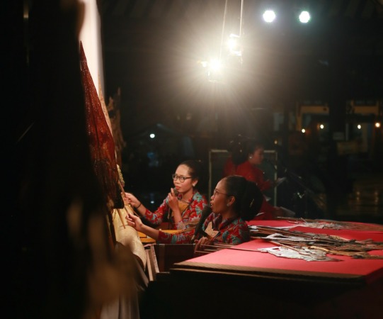 LIHAI: Pertunjukan wayang dalang kembar Seruni Widaningrum dan Seruni Widawati di Kampung Katresnan, kompleks Taman Budaya Jawa Tengah (TBJT), Minggu (2/4/2023). (DOK. PRIBADI)