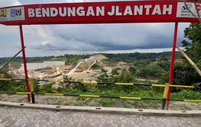 Bendungan Jlantah di Kecamatan Jatiyoso, Kabupaten Karanganyar yang ditargetkan beroperasi akhir 2023. Tempat ini menyimpan banyak potensi wisata untuk digarap. (RUDI HARTONO/RADAR SOLO)