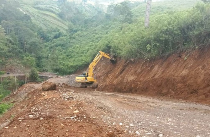 Alat berat mengeruk tebing di kawasan kebun teh Kemuning, Kecamatan Ngargoyoso. Kegiatan tersebut telah dihentikan bulan lalu. (RUDI HARTONO/RADAR SOLO)