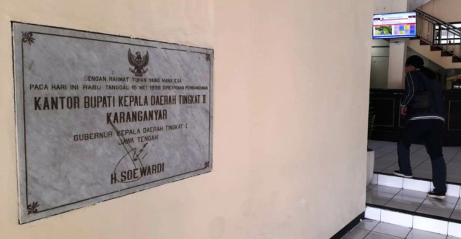 Prasasti pembangunan kantor bupati di era bupati di masa pemerintahan Bupati Karanganyar Soedarmadji dan disahkan oleh Gubernur Jateng Soewardi. (RUDI HARTONO/RADAR SOLO)