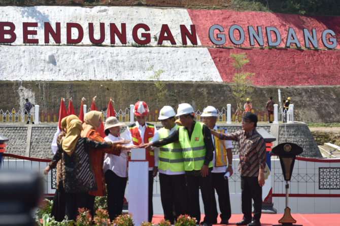 Presiden Joko Widodo saat meresmikan Bendungan Gondang. Infrastruktur ini bisa menampung 9,15 juta meter kubik air. (RUDI HARTONO/RADAR SOLO)