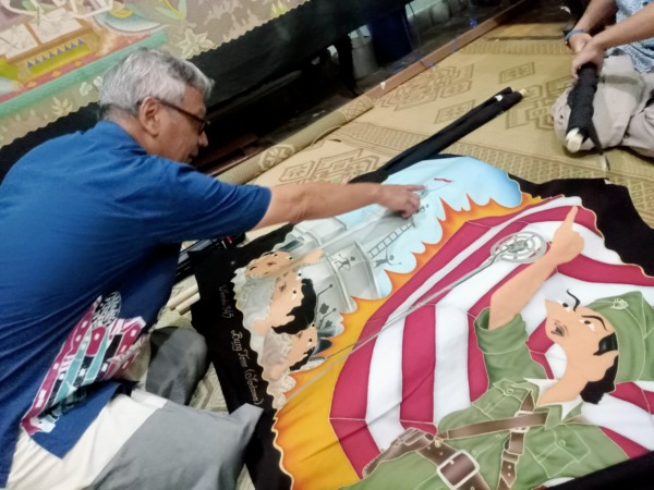 EKSISTENSI: Wayang Beber dalam media batik tulis di salah satu pusat produksi batik di Laweyan, Solo. (ANNISA ELFIRA/RADAR SOLO)