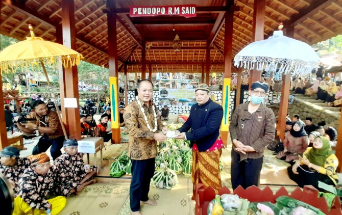 SEREMONIAL: Perawatan dan pelestarian kawasan Sendang Bejen tidak hanya berantung pada pemerintah, tapi juga kepedulian masyarakat. (RUDI HARTONO/RADAR SOLO)