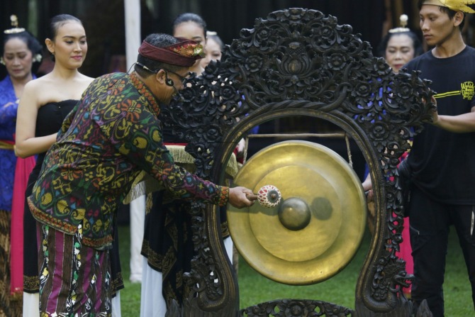 JAGA BUDAYA: Rektor ISI Surakarta I Nyoman Sukerna memukul gong di halaman gedung rektorat kampus setempat menandai dimulainya event Solo 24 Jam Menari, Sabtu (29/4/2023). (DANIEL ART FOR RADAR SOLO)