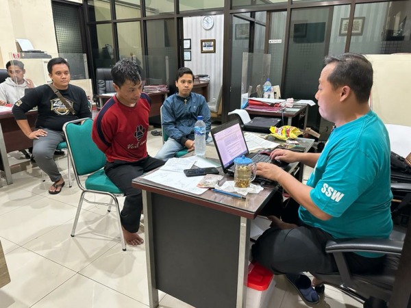 TAK BISA MENGELAK: Tersangka Nuryanto diperiksa di Satreskrim Polres Boyolali terkait kejadian pembunuhan Jumiyem, Senin (10/4/2023). (RAGIL LISTIYO/RADAR SOLO)