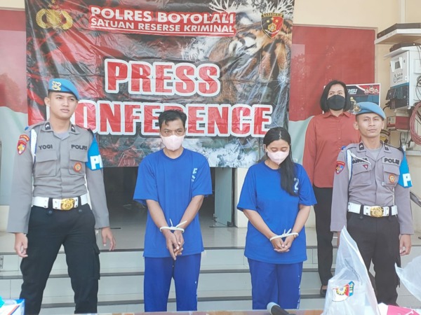 KOLABORASI: Nuryanto dan istri sirinya dihadirkan saat jumpa pers di Polres Boyolali kemarin. (RAGIL LISTIYO/RADAR SOLO)