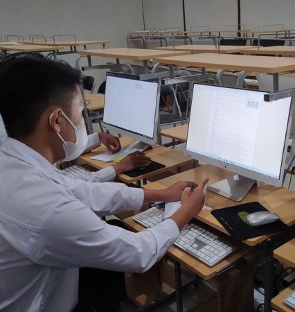 TAK KALAH BERSAING: Mahasiwa salah satu perguruan tinggi swasta (PTS) di Kota Solo menjalani perkulihanan, belum lama ini. PTS didorong cepat beradaptasi dengan perkembangan zaman. (SEPTIAN REFVINDA/RADAR SOLO)