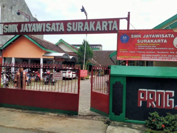 LENGANG: Gerbang utama SMK Jayawisata Surakarta, yang tepat berada di sisi utara Lapangan Jegon. Diketahui Lapangan Jegon akan digunakan sebagai pasar darurat Pasar Jongke. (SEPTIAN REFVINDA/RADAR SOLO)