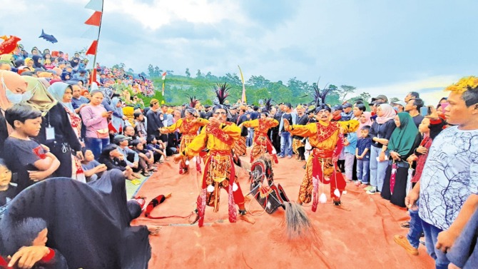 MEMBELUDAK: Pagelaran Tari Jangkrik Ngentir di Dusun Wonosegoro, Desa/Kecamatan Cepogo yang dipadati masyarakat yang menonton. (RAGIL LISTYO/RADAR SOLO)
