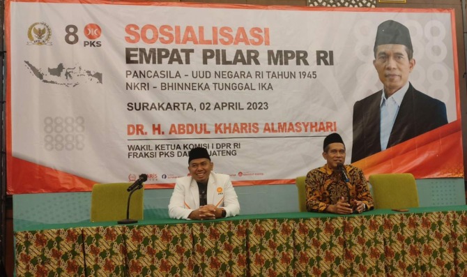 PAPARKAN MATERI: Wakil Ketua Komisi I DPR RI Abdul Kharis Almasyhari  menggelar sosialisasi 4 Pilar Kebangsaan di Hotel Syariah Solo, Minggu (2/4/2023). (ISTIMEWA)