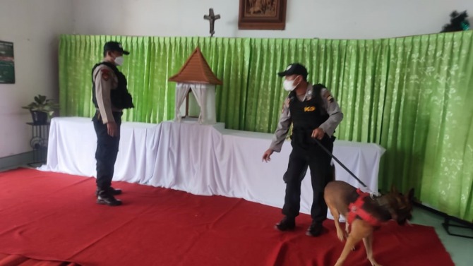 ANTISIPASI: Anggota Samapta Polres Sragen bersama seekor anjing pelacak melakukan sterilisasi di sebuah gereja, kemarin. (AHMAD KHAIRUDIN/RADAR SOLO)