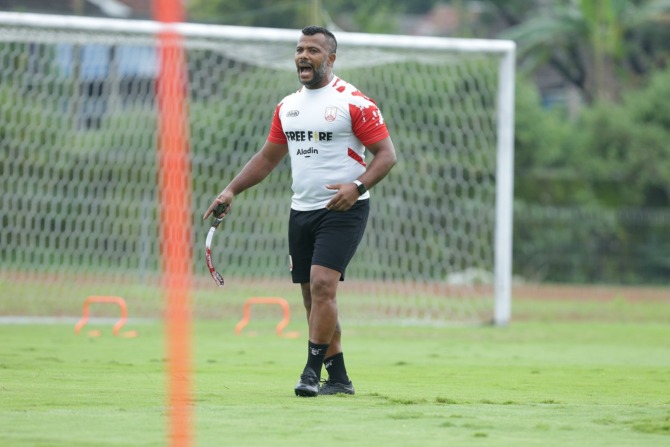 DAPAT KEPERCAYAAN: Coach Felipe Chaves de Farias saat melatih tim Persis Solo, belum lama ini. (PERSIS SOLO OFFICIAL)