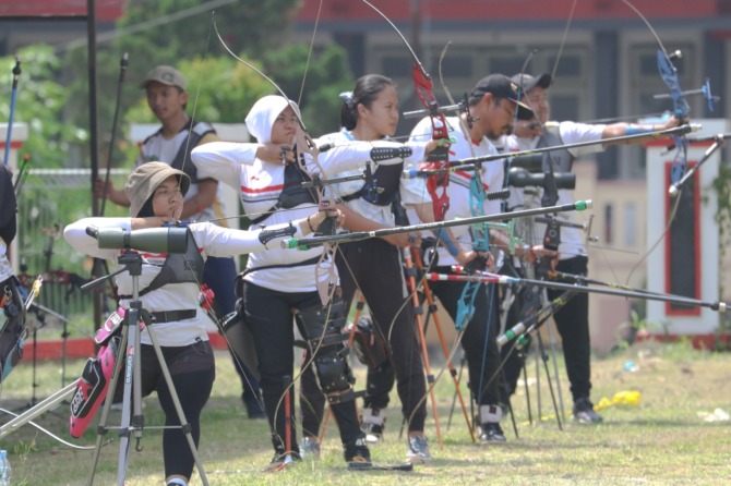 FOKUS: Atlet para panahan menjalani pemusatan latihan di Lapangan Balai Besar Rehabilitasi Sosial Penyandang Disabilitas Fisik (BBRSPDF) Prof. Dr. Soeharso Solo, belum lama ini. (ISTIMEWA)