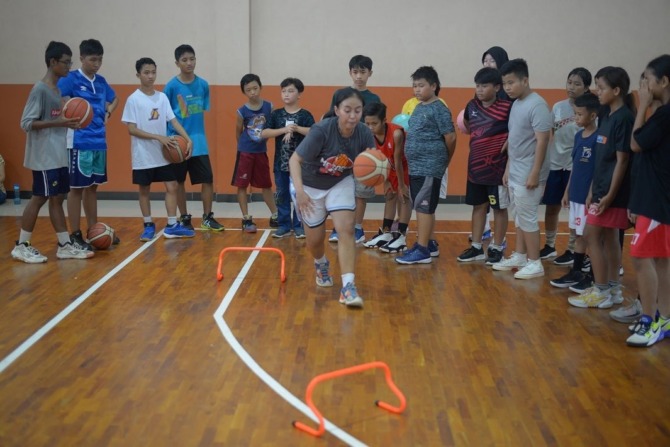 SERAP ILMU: Proses pelatihan  Merdeka Basketball Academy di GOR Warga belum lama ini. (INSTAGRAM MERDEKA BASKETBALL ACADEMY)