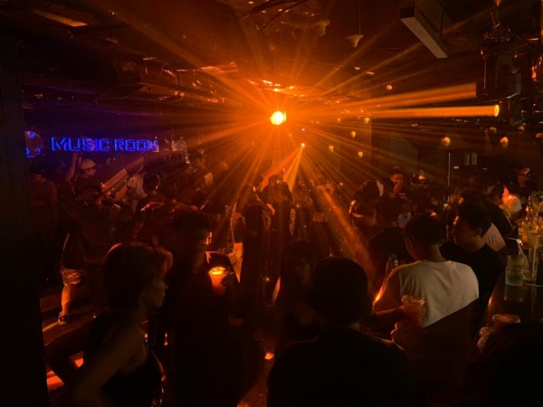 RAMAI: Suasana party di Musro The Sunan Hotel Solo. (ISTIMEWA)