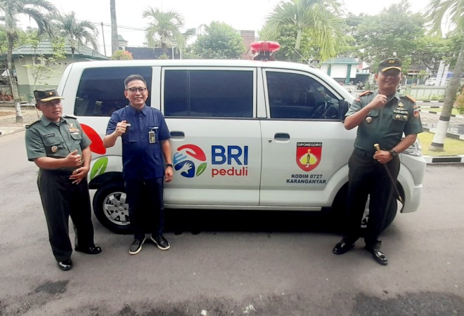 KAYA MANFAAT: Kepala Pimpinan Cabang BRI KC Karanganyar Yudo Utomo dengan Komandan Kodim 0727/Karanganyar Letkol Inf Andri Army Yudha menyerahkan CSR satu unit mobil ambulans di halaman Makodim 0727/Karanganyar, kemarin. (RUDI HARTONO/RADAR SOLO)