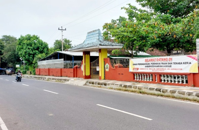 SIAP TAMPUNG KELUHAN: Posko THR yang akan dibuka oleh Disdagperinaker Karanganyar. (RUDI HARTONO/RADAR SOLO)