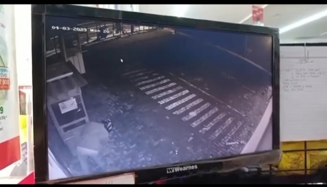 BARANG BUKTI: Rekaman CCTV saat pelaku melakukan aksi pencurian gas elpiji milik PKL di sebuah minimarket di Jalan Mayor Kusmanto, Desa Semangkak, Klaten Tengah, kemarin. (DOK @kabar_klaten)