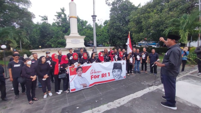 ORASI: Keluarga Besar Marhaenis Kota Solo untuk Gibran sebagai bakal calon Pilpres 2024 dalam sebuah aksi di Tugu Kebangkitan Nasional, Selasa (18/4/2023). (ANTONIUS CHRISTIAN/RADAR SOLO)