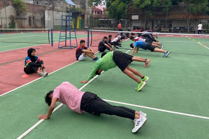 PEMANASAN: Pemusatan latihan daerah cabor pencak silat kontingen Kota Solo jelang terjun di ajang Porprov Jateng. (ISTIMEWA)