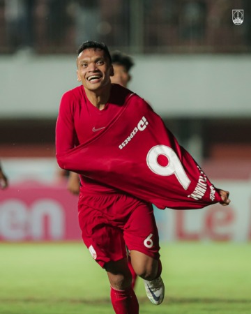 LUAPAN EMOSI: Ferdinand Sinaga saat melakukan selebrasi usai sukses menjebol gawang Persik Kediri di Stadion Maguwoharjo Sleman (14/4/2023). (PERSIS SOLO OFFICIAL)