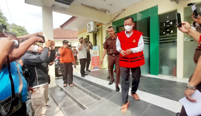 LESU: Salah seorang terdakwa kasus dugaan penyalahgunaan dana BUMDes Berjo, Ngargoyoso, Karanganyar. (RUDI HARTONO/RADAR SOLO)