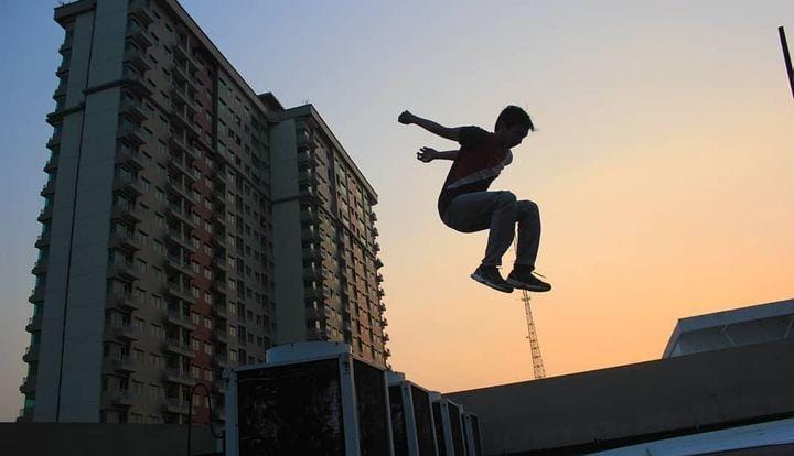 ATRAKTIF: Salah satu aksi olahraga parkour melompat di antara gedung menjulang. (DOK PARKOUR SPARTARUN SOLO)