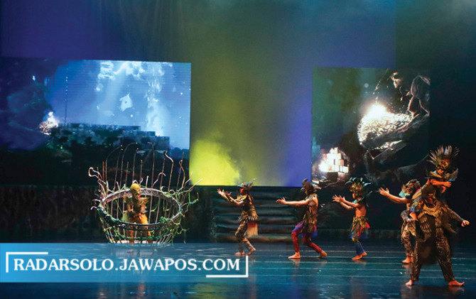 SPEKTAKULER: Pementasan drama musikal Garda The Musical dalam rangkaian peringatan Hari Tari Dunia, Solo 24 Jam Menari di Teater Besar ISI Surakarta, Sabtu (29/4/2023) malam. (M IHSAN/RADAR SOLO)