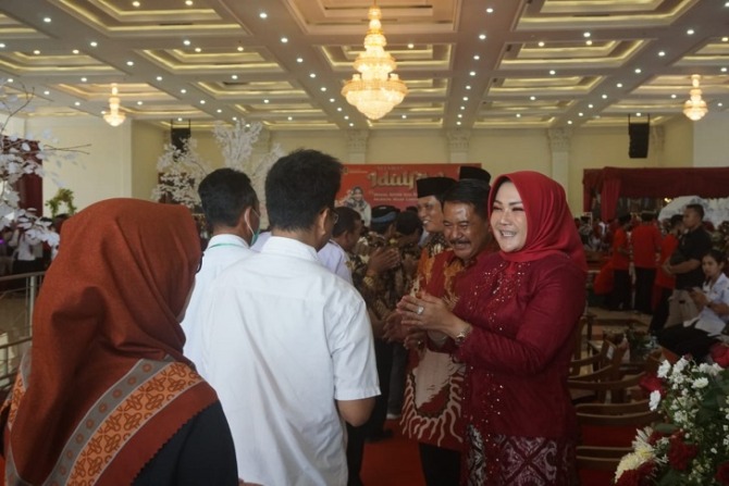 Bupati Klaten Sri Mulyani bersalaman dengan para tamu undangan dalam acara halalbihalal di gedung pertemuan Grha Bung Karno, Rabu (26/4/2023). (ANGGA PURENDA/RADAR SOLO)