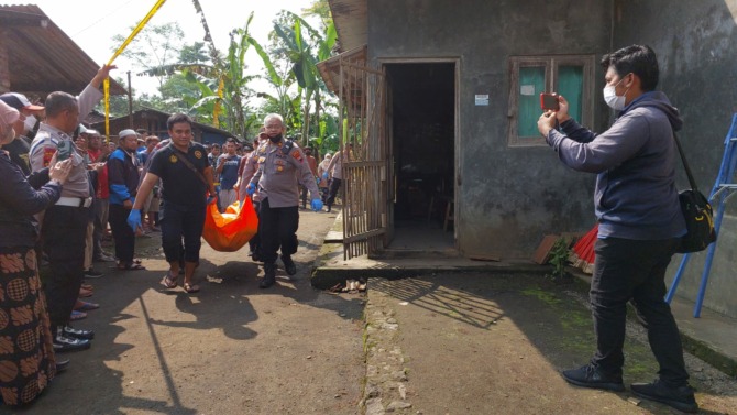 Evakuasi mayat Jumiyem, 64, warga Dusun Sidosari RT 16 RW 8, Desa Gubug, Kecamatan Cepogo, Kabupaten Boyolali ditemukan tewas bersimbah darah di dapur rumahnya, Kamis (6/4/2023). (RAGIL LISTIYO/RADAR SOLO)