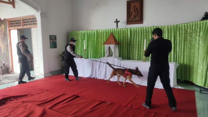 Polres Sragen kerahkan anjing pelacak mengantisipasi adanya benda berbahaya dalam pengamanan gereja, Kamis (6/4/2023). (AHMAD KHAIRUDIN/RADAR SOLO)