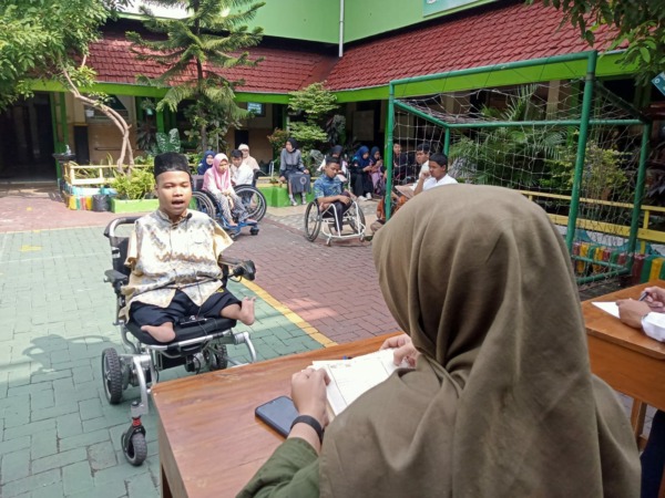 ANTUSIAS: Siswa SLB D/D1 Yayasan Pembinaan Anak Cacat (YPAC) Surakarta mengikuti lomba dalam pondok Ramadan di kawasan sekolah setempat, Kamis (6/4/2023). (MANISA ELFIRA/RADAR SOLO)