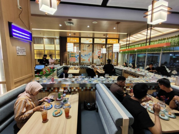 Suasana outlet Sushi Kun di Pakuwon Mall Solo Baru, kemarin. (SEPTINA FADIA/RADAR SOLO)