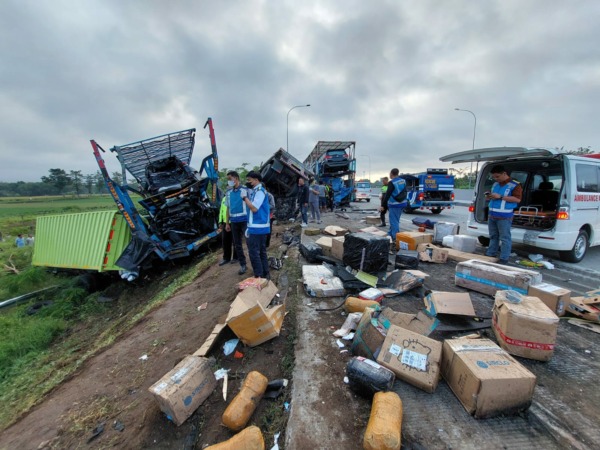Kendaraan yang terlibat kecelakaan di tol Semarang-Solo, tepatnya di KM 487 +600, Desa/Kecamatan Teras, Kabupaten Boyolali, Jumat (14/4). Kecelakaan mengakibatkan delapan korban meninggal. (RAGIL LISTIYO/RADAR SOLO)