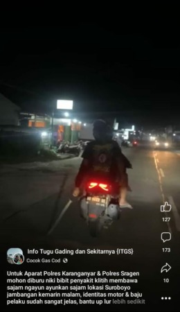 Tangkapan layar media sosial yang memperlihatkan dua pemuda membawa sajam yang diduga di daerah perbatasan Karanganyar-Sragen, Sabtu (15/4) dini hari. (ist)