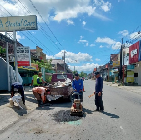 TIM DPU-PR Kabupaten Sukoharjo melakukan tambal sulam jalan berlubang di sejumlah ruas jalan milik kabupaten. (IWAN KAWUL/RADAR SOLO)