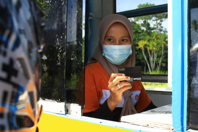 PT Bank Rakyat Indonesia (Persero) Tbk atau BRI menawarkan kemudahan bagi para pemudik melalui penggunaan Kartu Uang Elektronik BRIZZI. Para pemudik dapat menggunakan kartu BRIZZI sebagai alat pembayaran untuk berbagai keperluan utamanya untuk pembayaran