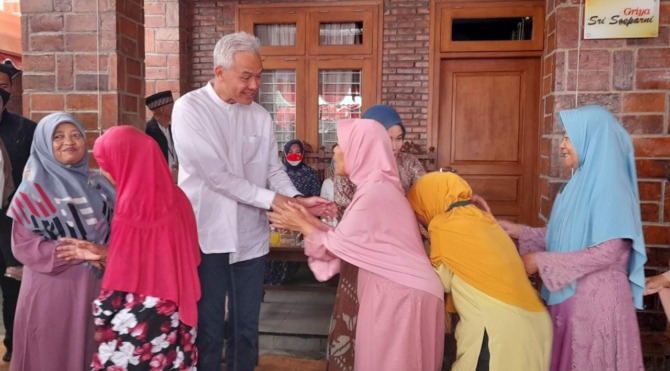 Gubernur Ganjar Pranowo dan istri menyalami warga pada open house yang digelar di rumah masa kecil ganjar di Kelurahan/Kecamatan Tawangmangu, Kabupaten Karanganyar, Senin (24/4/2023). (RUDI HARTONO/RADAR SOLO)