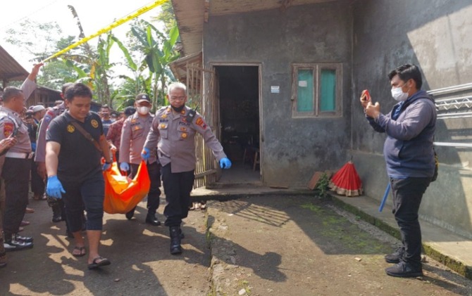Polisi mengevakuasi jenazah Jumiyem yang dibunuh di rumahnya di Dusun Sidosari, Gubug, Cepogo, Kamis (6/4). (RAGIL L/RADAR SOLO)