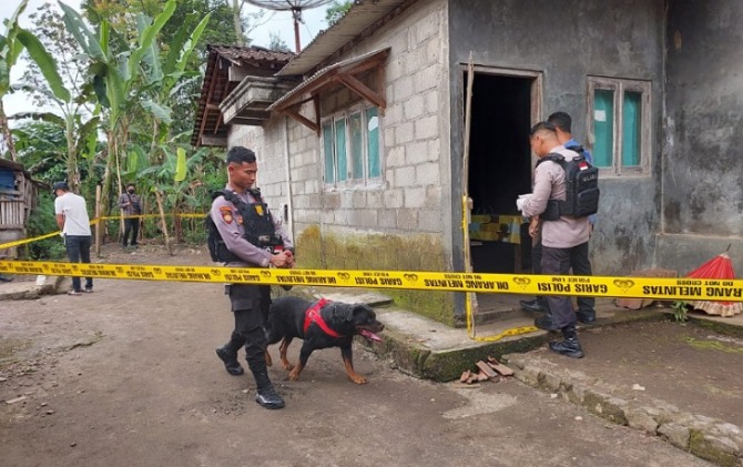 Polres Boyolali menerjukan anjing K9 untuk melacak pelaku terduga pembunuhan janda lansia asal Cepogo. (RAGIL L/RADAR SOLO)