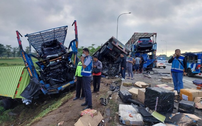 Kondisi truk-truk trailer usai alami kecelakaan beruntun di jalan tol Solo-Semarang, tepatnya di KM 487 +600 jalur Desa Teras, Boyolali, Jumat (14/4). (RAGIL L/RADAR SOLO)